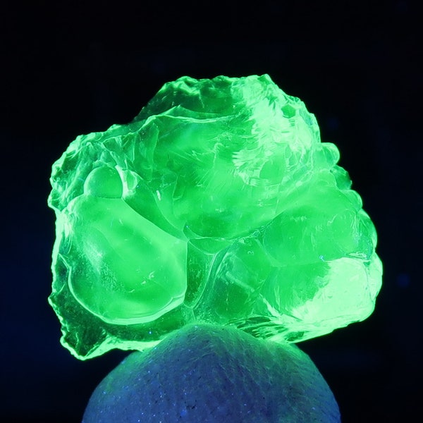 Hyalite Opal specimens from San Luis Potosí, Mexico | Opal A-N / Opal-AN specimens Buy Fluorescent Hyalite Opal online | UK Mineral Shop