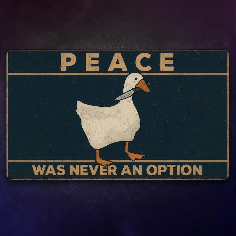 Puede incluir: Un letrero rectangular con las palabras "PEACE" y "WAS NEVER AN OPTION" en letras beige. Se representa un ganso blanco con pico y patas naranjas sosteniendo un cuchillo en el pico. El fondo es azul oscuro.