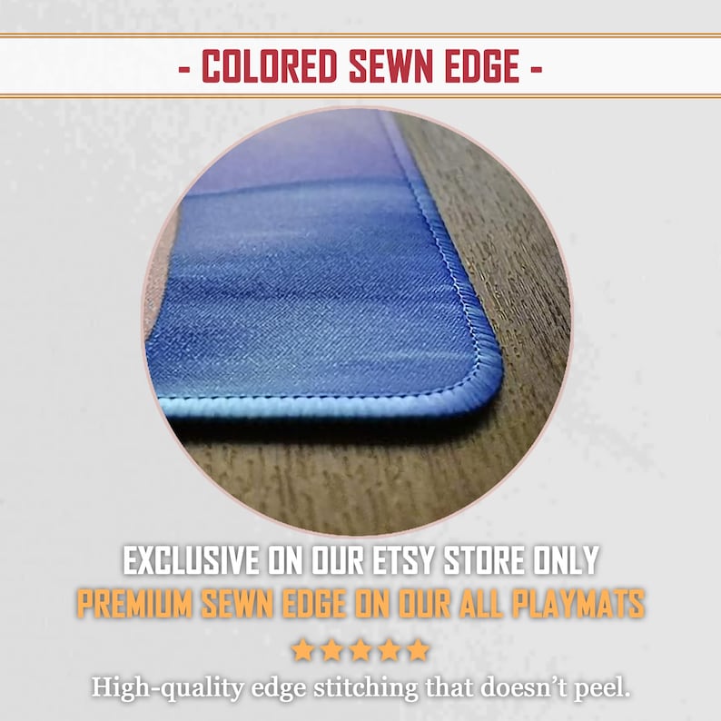Puede incluir: Primer plano de una alfombrilla de juego azul con un borde cosido de color. La alfombrilla de juego tiene un dise&ntilde;o degradado, que pasa del azul claro al azul oscuro. El texto "- COLORED SEWN EDGE -" est&aacute; en la parte superior. El texto "High-quality edge stitching that doesn't peel" est&aacute; en la parte inferior.