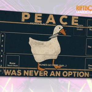 Puede incluir: Alfombrilla de juego Riftbound azul oscuro para juego de cartas coleccionables, con un ganso de dibujos animados con un cuchillo. La alfombrilla tiene el texto "PEACE WAS NEVER AN OPTION" y espacios para cartas.