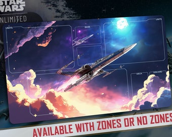Puede incluir: Un tapete de juego de Star Wars Unlimited con una nave espacial azul y blanca volando a través de una nebulosa con nubes naranja y rosa. El tapete de juego tiene zonas para unidades, base, líder, mazo, descarte y recursos. El texto "AVAILABLE WITH ZONES OR NO ZONES" está en la parte inferior del tapete de juego.