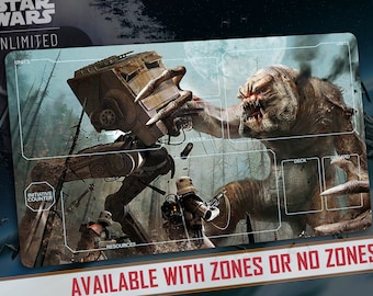 Puede incluir: Un tablero de juego de Star Wars Unlimited con un caminante AT-ST gris y blanco frente a una gran criatura reptiliana marrón con ojos rojos. El tablero tiene secciones etiquetadas como "Unidades", "Líder", "Mazo" y "Descarte". El texto "DISPONIBLE CON ZONAS O SIN ZONAS" está impreso en la parte inferior del tablero.