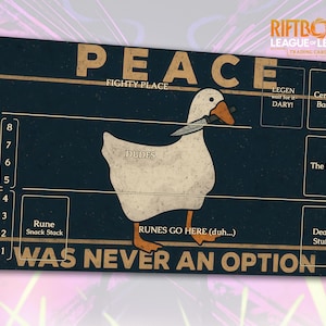Puede incluir: Alfombrilla de juego Riftbound azul oscuro para juego de cartas coleccionables, con un ganso de dibujos animados sosteniendo un cuchillo. La alfombrilla presenta texto que dice "PEACE", "WAS NEVER AN OPTION" y otros t&eacute;rminos del juego. El ganso es blanco.