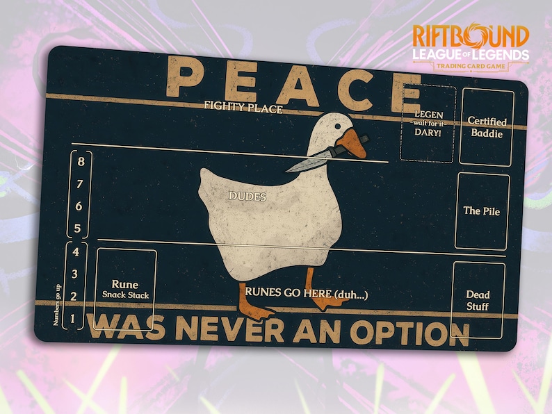 Puede incluir: Alfombrilla de juego Riftbound azul oscuro para juego de cartas coleccionables, con un ganso de dibujos animados sosteniendo un cuchillo. La alfombrilla presenta texto que dice "PEACE", "WAS NEVER AN OPTION" y otros t&eacute;rminos del juego. El ganso es blanco.