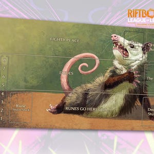 Puede incluir: Un tapete de juego rectangular con una ilustración detallada de una zarigüeya siseando con una cola rosa. El tapete incluye etiquetas de texto como RIFTBOUND, FIGHTY PLACE, DUDES, RUNES GO HERE (duh...), LEGEN wait for it DARY!, Certified Baddie, The Pile y Dead Stuff.