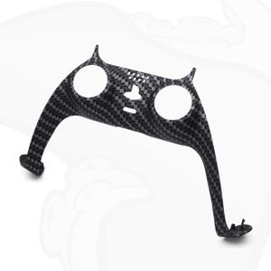 Op de afbeelding: Zwart carbonfiber interieurbekledingstuk voor auto's met twee ronde uitsparingen.
