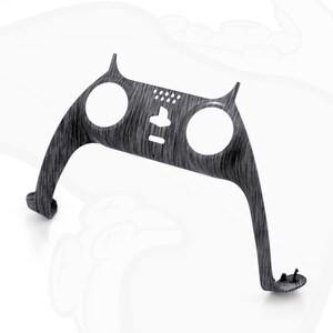 Op de afbeelding: Een zwart en grijs auto-interieurdecoratiedeel met een houtnerfpatroon met twee ronde uitsparingen en een rechthoekige uitsparing.