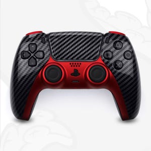 Op de afbeelding: Een rode en zwarte gamecontroller met een koolstofvezel ontwerp. De controller heeft zwarte knoppen en een directioneel pad, met rode accenten rond de randen en knoppen. Het PlayStation-logo is zichtbaar.