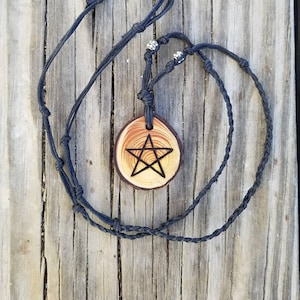 Pentáculo, Colar Wiccan, Pentáculo Wiccan, Talismã de Bruxa, Presente de Natal, Pingente de Madeira, Madeira Queimada, Colar de Bruxa, Presentes para Ela