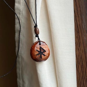 Runa de amor, piedra de aguacate tallada, collar de runas, regalos para él, regalo de Navidad, talismán de amor, hueso de aguacate tallado, collar vikingo