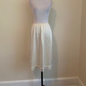59cm lang Creme Halb Slip Medium No Label Nylon...