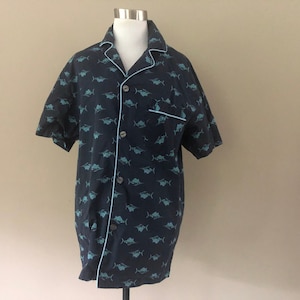 Camisa de dormir pequena Stafford Blue Fish mangas curtas bolso botão frontal cama top mangas curtas vintage