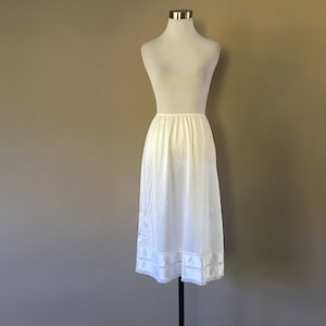 Half Slip Médio Sears 28&quot; de comprimento O Não Desliza Slip Branco Nylon Lateral Kick ..