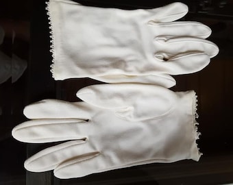Gloves Size 6  Miss Aris (former Isotoner company)  100% Nylon  Regular  White  Fancy  Seed Pearls  Embellished Small Vintage Accessories