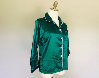 Camisa de dormir de satén verde medio con ribete blanco, top para dormir, bolsillo en el pecho, lencería vintage
