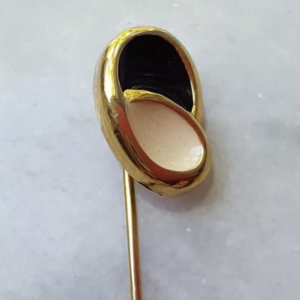 how to wear a vintage tie pin