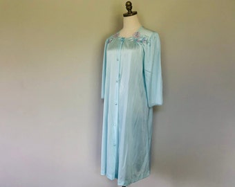 Robe Large Lorraine Blue Nylon Covered Buttons Embroidered Neck Long Sleeves Vintage Lingerie