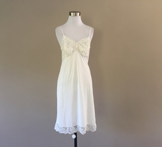 32 Full Slip Vintage Vanity Fair 1950's White