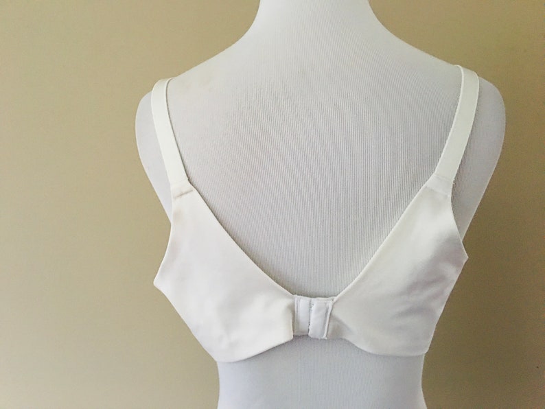 Bra 40B Warners White Soft Cup Padded Formed Nylon Spandex Blend Vintage Lingerie