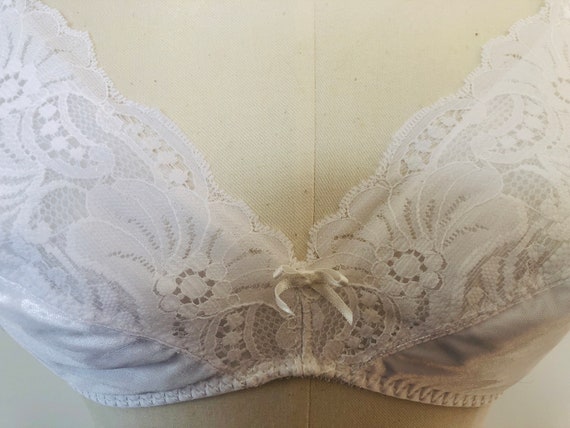 36B Hanes Her Way Metric 80 White Lacy Soft Cup Bra Brassiere Wireless  Vintage Lingerie