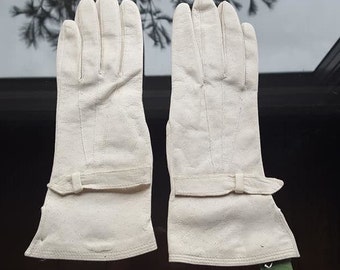 Gloves Small Size 6.5   White Leather Soft Buckle at Wrist Buttery Soft Dry Cleaned Vintage Accessories