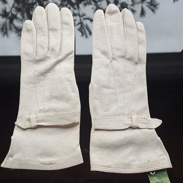 Gloves Small Size 6.5   White Leather Soft Buckle at Wrist Buttery Soft Dry Cleaned Vintage Accessories