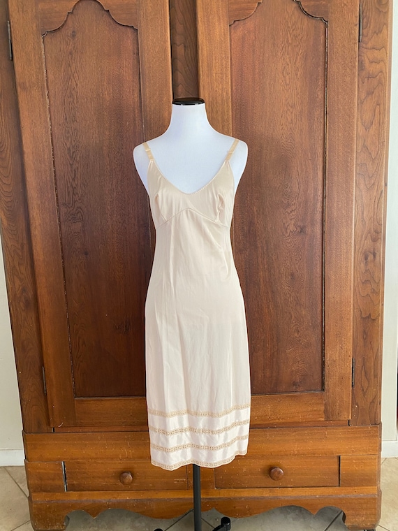 Full Slip Size 32 Sears Doesn't Slip Beige/Nude...