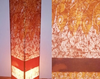 Lámpara Batik roja en espiral teñida a mano Waxbatik Textile Art Lámpara de Mesa Batik Decor Batikinteriour