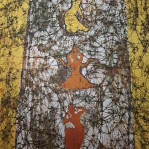 Könnte beinhalten: Ein Wandbehang aus Batikstoff mit gelbem Hintergrund und einem weißen und braunen Muster. Das Muster zeigt drei Figuren in Orange und Rot, wobei die oberste Figur in einer Yogapose ist.
