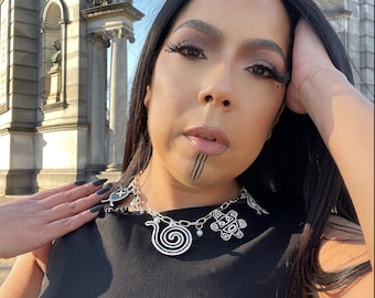 Collar con símbolos taínos