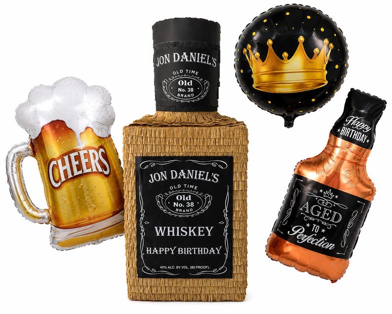 K&ouml;nnte beinhalten: Ein Set aus Partydekorationen mit einer beigefarbenen, rechteckigen Pi&ntilde;ata in Form einer Whiskeyflasche mit der Aufschrift Jon Daniel's Old No. 38 Brand Whiskey Happy Birthday, einem Bierkrug-Ballon mit Cheers, einem Kronen-Ballon und einem Flaschen-Ballon.
