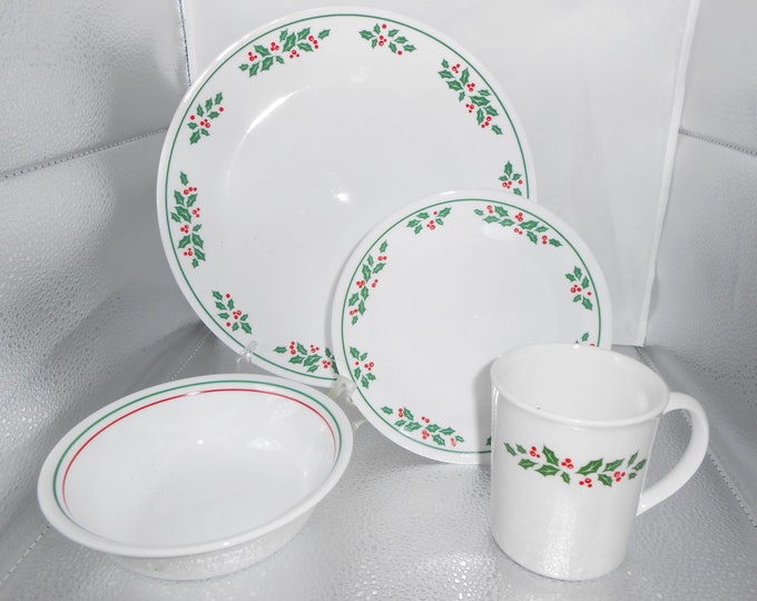 16 Pc CORELLE Winter Holly Christmas Dinnerware Like New Dinner Salad