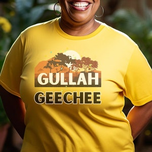 Może przedstawiać: Kobieta w żółtej koszulce z napisem "Gullah Geechee" i grafiką drzew i słońca. Uśmiecha się i patrzy w obiektyw.