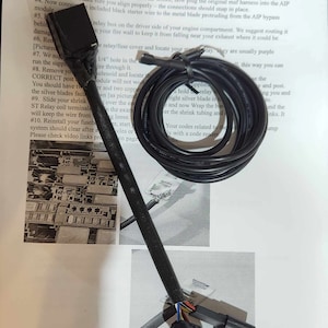 Può includere: Istruzioni di installazione per un modulo per auto con un filo nero, un connettore nero e un cablaggio nero. Le istruzioni includono i passaggi per collegare il modulo al sistema elettrico dell'auto e suggerimenti per la risoluzione dei problemi.