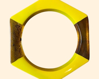 Brazalete hexagonal de lucita de Kenneth Lane de la década de 1970 ~ Ámbar amarillo bicolor