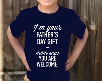 Je suis votre cadeau de fête des pères - Maman dit que vous êtes la bienvenue | Cadeau drôle de fête des pères | T-shirt bleu marine à manches courtes pour enfant