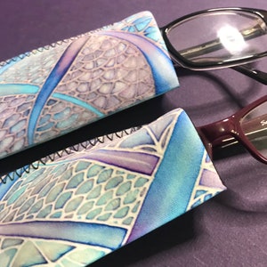 Fishes Slip On Glasses Case dans un tissu imprimé de peinture en soie gris lilas bleu - Étui à lunettes de protection souple - Petite pochette de lunettes portable