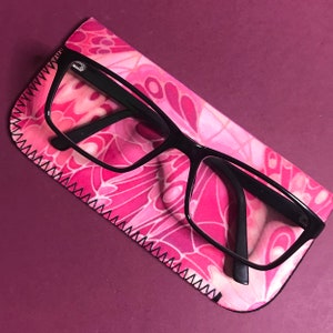 Schmetterling Slip auf Brille Fall - rosa & Pfirsich weich waschbar Stoff Beutel - gepolsterte schützende Lesen Gläser Abdeckung - Geschenk für Oma Tante
