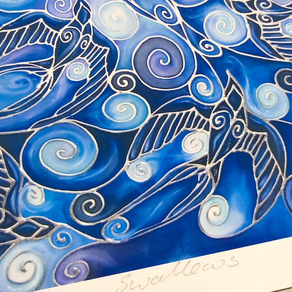 Swooping Swallows Art Print - Gravure à partir de la peinture sur soie originale - Impression d’oiseaux volants bleus, marine et prussienne - Montée sur bleu