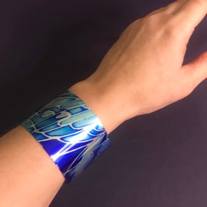 Schmetterlinge Armspange Armreif in Blautönen - Leichter Metallschmuck - Frauen Geburtstag Geschenk