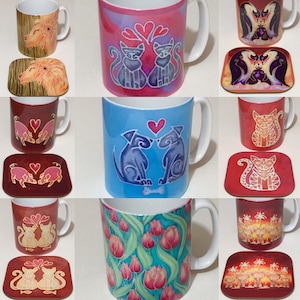 K&ouml;nnte beinhalten: Set aus neun Keramikbechern mit passenden Untersetzern. Jeder Becher zeigt ein anderes Design von zwei verliebten Tieren, darunter Katzen, Hunde, Schweine und Pinguine. Die Becher sind wei&szlig; mit bunten Designs und die Untersetzer sind rot mit passenden Designs.