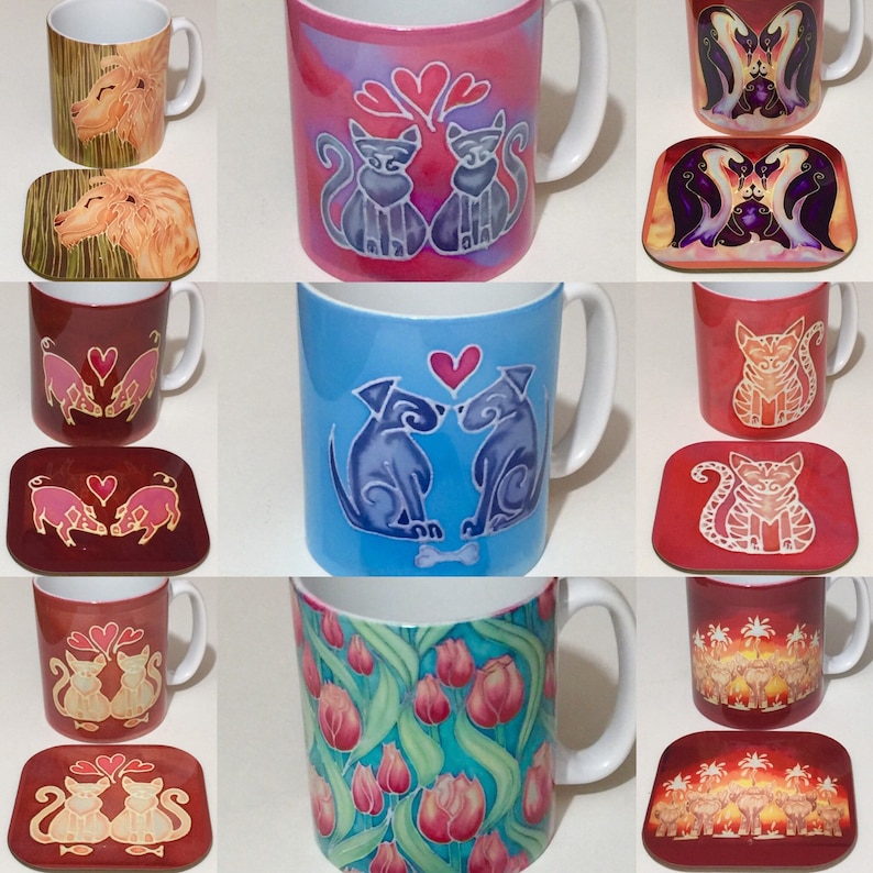 K&ouml;nnte beinhalten: Set aus neun Keramikbechern mit passenden Untersetzern. Jeder Becher zeigt ein anderes Design von zwei verliebten Tieren, darunter Katzen, Hunde, Schweine und Pinguine. Die Becher sind wei&szlig; mit bunten Designs und die Untersetzer sind rot mit passenden Designs.