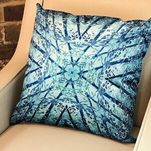 Luxuriöses Samtkissen PetrolBlau Bambus Baum print - Kaleidoskop Settee Dekokissen in Blau Türkis - Dekoratives Statement Sofakissen