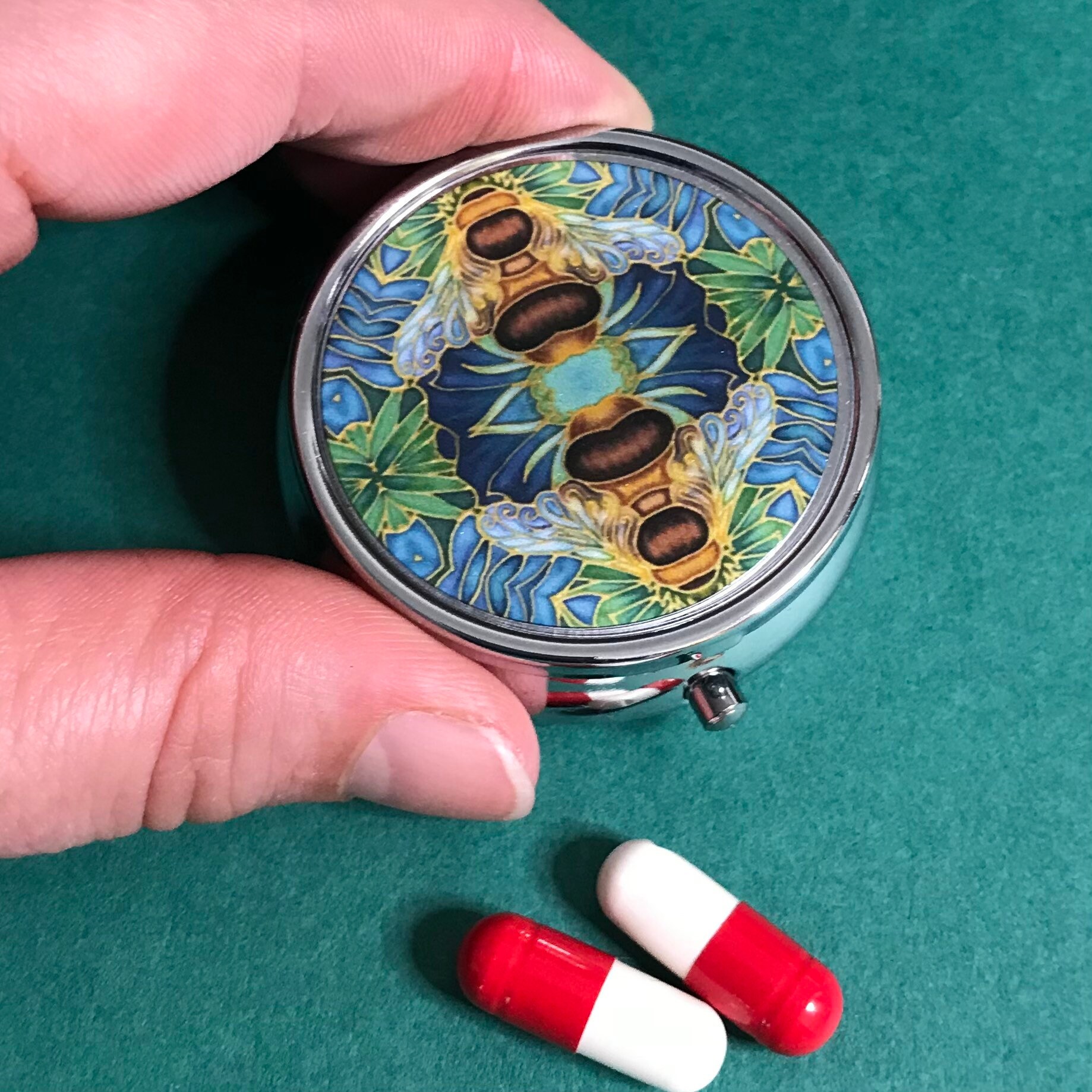 Honig Biene Handtasche Größe Tabletten Box - Kleine Medizin Vorratsbehälter - Biene Blau Grün & Gold Tasche Pillen Box Geschenk für Oma Opa
