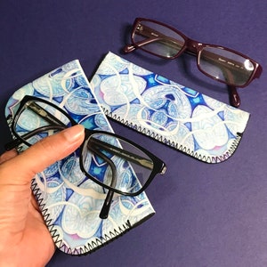 Delft Nautilus Shell Soft Fabric Glasses Case - Slip On Lunettes Case in Blue and White - Pochette de lunettes de protection