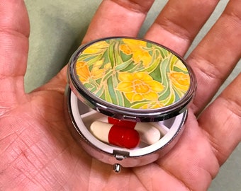 Jolie boîte à pilules jonquilles printanières - contenant de poche pour médicaments - petite boîte de comprimés pour sac à main cadeau pour grand-mère, tante - cadeau de rétablissement