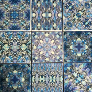 Peut inclure: Neuf carreaux de céramique bleus et blancs à motifs complexes. Les carreaux présentent une variété de formes géométriques et de volutes, créant un motif visuellement attrayant et symétrique.