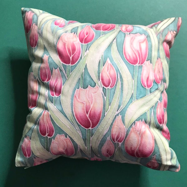 Coussin Tulip Statement en rose et vert - Petit oreiller carré décoratif pour canapé, canapé, fauteuil ou chambre à coucher - Décor floral