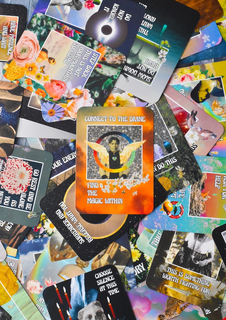 Pode incluir: Uma cole&ccedil;&atilde;o de cartas de or&aacute;culo retangulares com imagens e textos diversos. A carta central exibe uma figura de anjo com asas, um c&iacute;rculo arco-&iacute;ris e o texto "CONNECT TO THE DIVINE" e "FIND THE MAGIC WITHIN" em um fundo laranja.