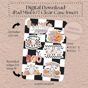 Può includere: Download digitale per inserto custodia trasparente iPad Mini 6/7. Il design presenta un motivo a scacchi in bianco e nero con adesivi a tema Halloween, tra cui fantasmi, zucche e il testo "BOO" e "Hippie Halloween".